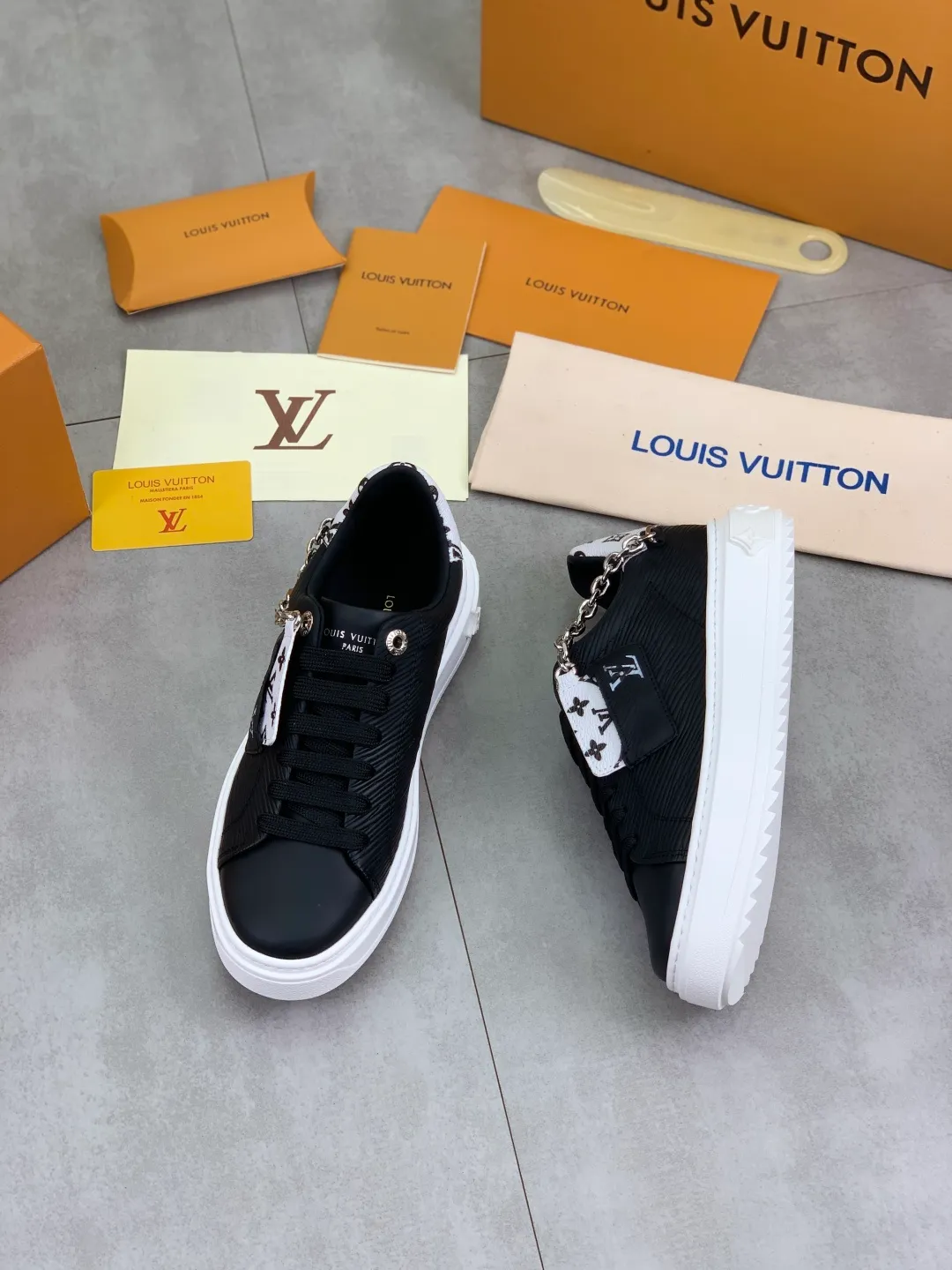 Men's men's shoes 💰P700 new style 💶 top version [LOUIS VUITTON] couple 🧑‍🤝‍🧑 craft style counter series (original order) new style 🍀LV Louis Vuitton - top version LV classic high-top trendy shoes! Made of imported original craft calfskin, original breathable lining, and original wear-resistant, lightweight, high-end TPU outsole! High quality products! 3️⃣ colors are available, size: female 35-39, male 39-44 (female 40, male 45 customized)